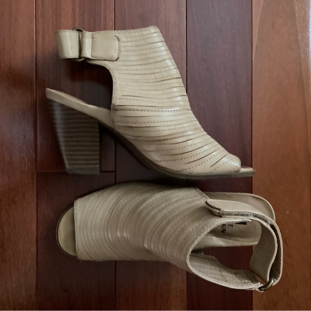 White Mountain tan leather block heel shoe.
